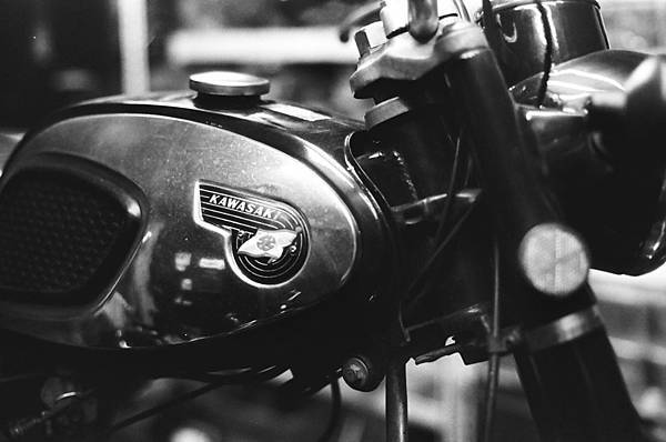 M1805-16-BW-120-8132-Arista400-CB350-KMOTORS-OM2@800@28C@15M@XTOL@S22.jpg