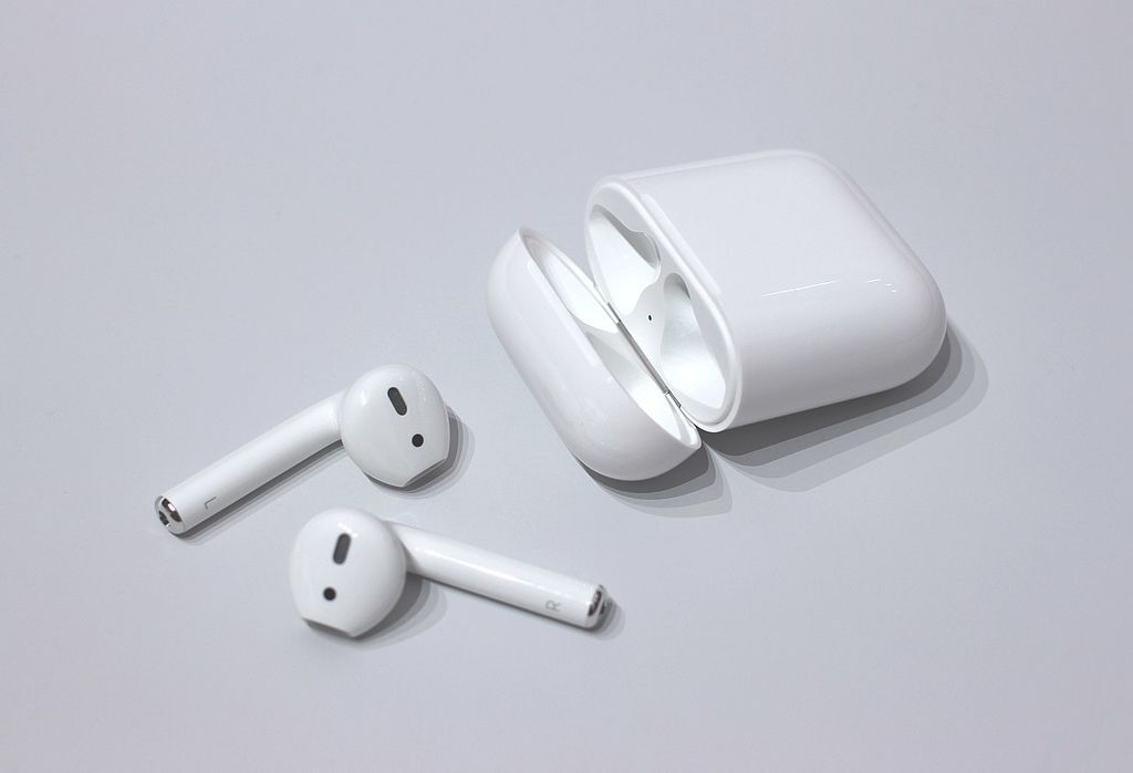 1280px-AirPods.jpg