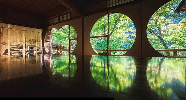 京都美麗倒影拍攝景點再加1  在「嵐山祐齋亭」的雙圓窗景之間