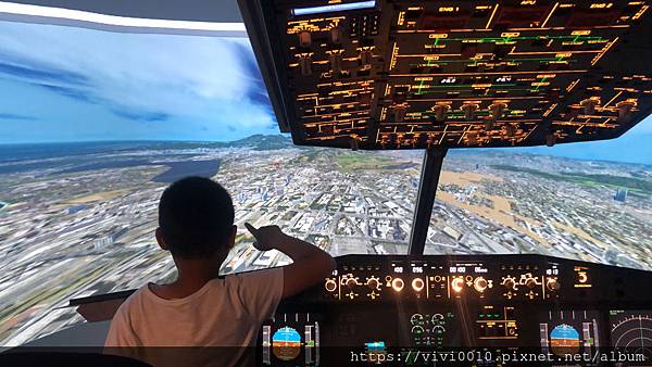飛行模擬,駕駛A320,機長制服,教官互動,實境模擬,專注力訓練,桃園龜山,iPilot飛行模擬中心,A320空中巴士,模擬飛行
