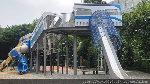 林口樂活公園,捷運造型溜滑梯,創意遊具,跳跳床,船擺盪,漂流旋轉,高塔爬網,親子公園,四米高溜滑梯,捷運造型溜滑