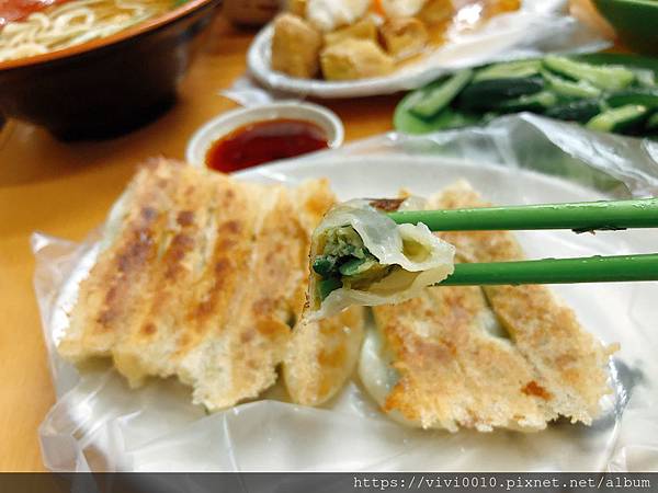 新北 金山 四川牛肉麵 鍋貼 臭豆腐 街邊美食超好吃 飄香25年以上的金山老店 圓圓家的移動城堡 痞客邦 新北 金山 四川牛肉麵 鍋貼 臭豆腐 街邊美食超好吃 飄香25年以上的金山老店 圓圓家的移動城堡 痞客邦