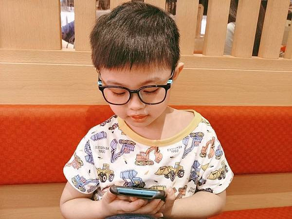 Eye Care 兒童護眼抗藍光變色眼鏡 (4).jpg 玩手機