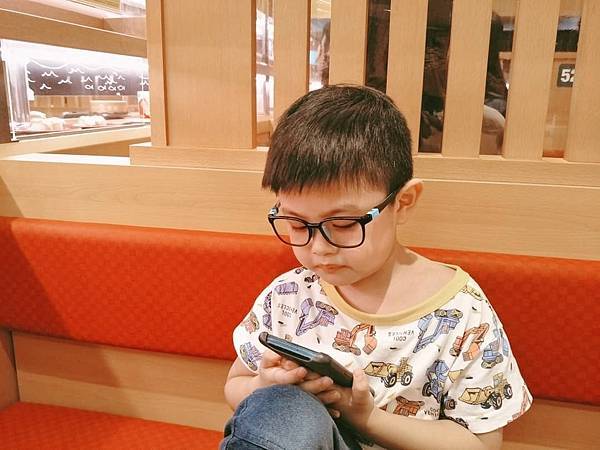 Eye Care 兒童護眼抗藍光變色眼鏡 (3).jpg 抗藍光