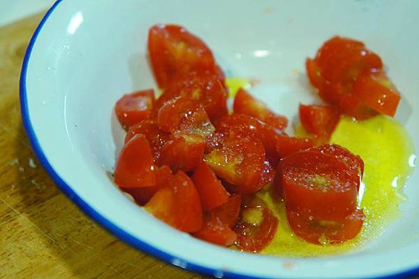 法國麵包，乳酪起士，小番茄羅勒