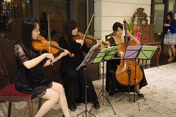 初衣食午居意古美術