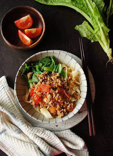 蒜味番茄肉燥拌麵