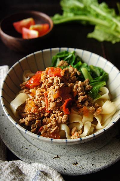 蒜味番茄肉燥拌麵