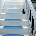 藍白相間的樓梯