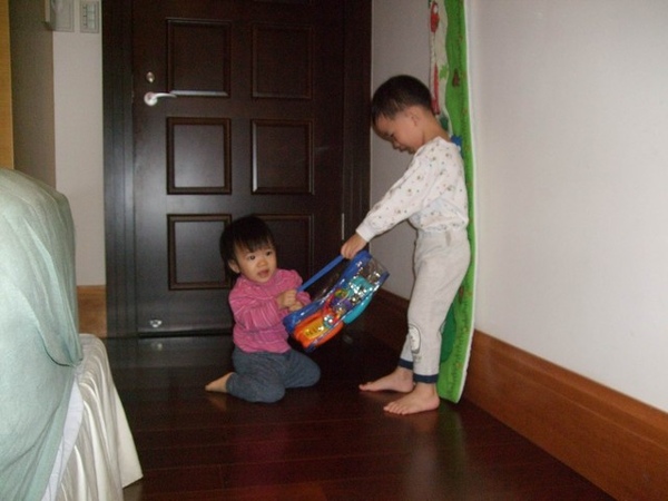 兩兄妹搶玩具