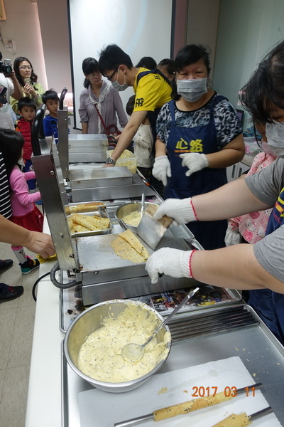 106.03.11高雄心路一家工廠做蛋捲餅乾 (28).JPG