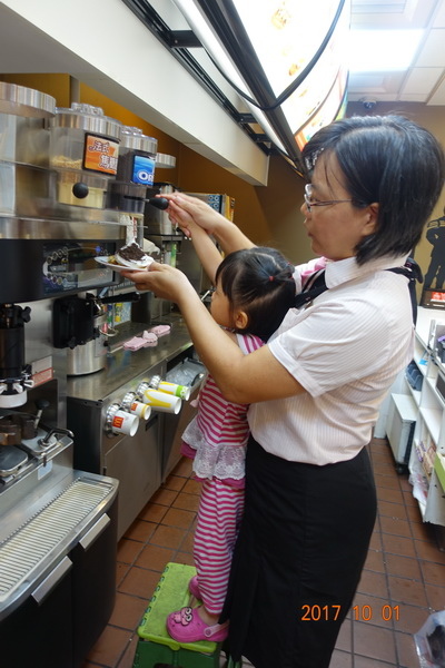 麥當勞鬆餅月餅 106.10.01. (26).JPG