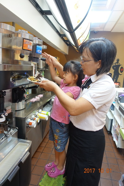 麥當勞鬆餅月餅 106.10.01. (31).JPG