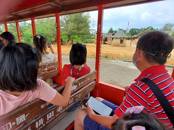 111.08.15-16六福村主題遊樂園動物園 (68).jpg