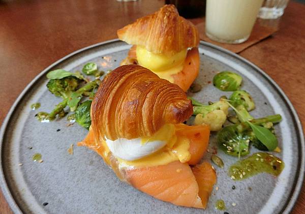 1070708-8.39A Cafe 煙燻鮭魚可頌班尼克蛋$240.JPG 1070708-8.39A Cafe 煙燻鮭魚可頌班尼克蛋$240.JPG