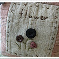 2011-11-06~2鈕釦花朵小物包.JPG