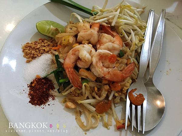  [旅遊]2015。BANGKOK曼谷 好好食。水門市場海南雞、Pantaree Pad Thai、路邊攤打拋豬