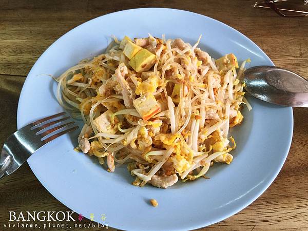 [旅遊]2015。BANGKOK曼谷 好好食。水門市場海南雞、Pantaree Pad Thai、路邊攤打拋豬