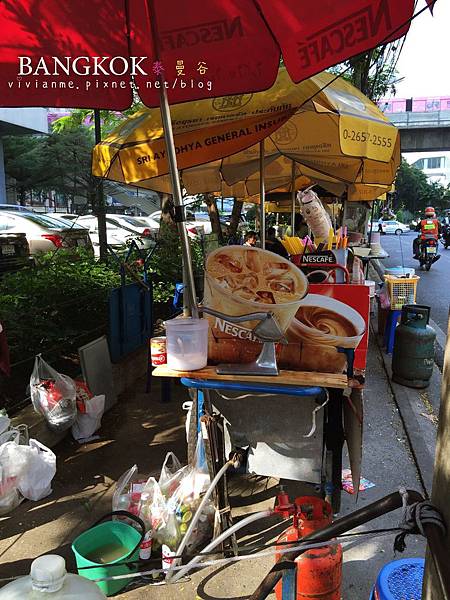 [旅遊]2015。BANGKOK曼谷 好好食。水門市場海南雞、Pantaree Pad Thai、路邊攤打拋豬