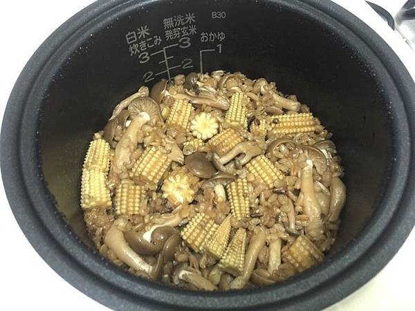 【電子鍋料理】鴻喜菇玉米筍炊飯，可以變成飯糰帶便當，健康無油又美味