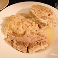 Schweinebauch mit Sauerkraut und Teigknoedeln