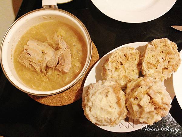 Schweinebauch mit Sauerkraut und Teigknoedeln