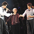 杰倫(左)在香港演唱會介紹外婆表演國標舞