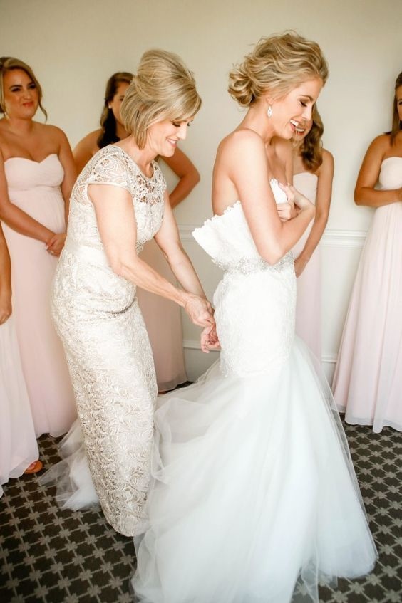 Getting-ready-wedding-photos-with-your-bridesmaids-5.jpg Getting-ready-wedding-photos-with-your-bridesmaids-5.jpg
