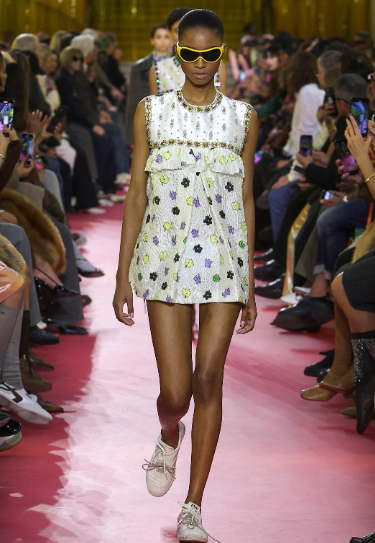 MIU MIU 2026春夏──“エプロンが語る労働の物語”