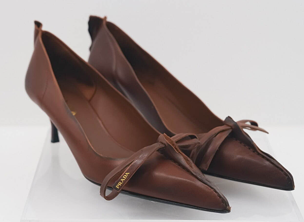 プラダ 2025秋冬 ― ヴィンテージレザーが魅せる洗練のウ プラダ 2025秋冬 ― ヴィンテージレザーが魅せる洗練のウ