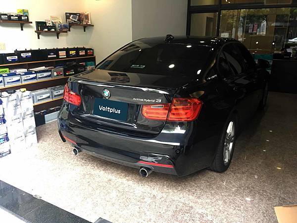 【台北】BMW寶馬 3-Series Sedan ActiveHybrid 3 Luxury 油電版 F30 2014年 Auxiliary battery輔助小電池 原廠 德製VARTA華達 40AH 480A(EN) 更換 德製VARTA華達 銀合金 C6 52AH 520A(EN)