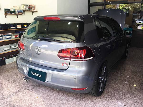 【台北】VOLKSWAGEN福斯 GOLF 1.4 TSI MK6六代 2012年 汽車電瓶 原車 德製VARTA華達 銀合金 D15 63AH 610A(EN) 更換 義大利製FIAMM非凡 EFB TR680 70AH 680A(EN)