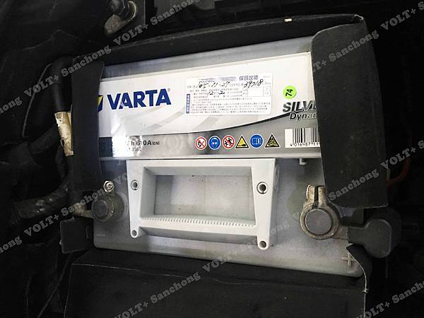 【台北】VOLKSWAGEN福斯 GOLF 1.4 TSI MK6六代 2012年 汽車電瓶 原車 德製VARTA華達 銀合金 D15 63AH 610A(EN) 更換 義大利製FIAMM非凡 EFB TR680 70AH 680A(EN)