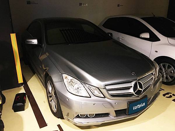 【台北】MERCEDES BENZ賓士 E-Class Coupe E250 BlueEFFICIENCY C207 2012年 汽車電瓶 原廠 德製VARTA華達 AGM 80AH 800A(EN) 更換 德製VARTA華達 AGM F21 80AH 800A(EN) 【到府安裝】