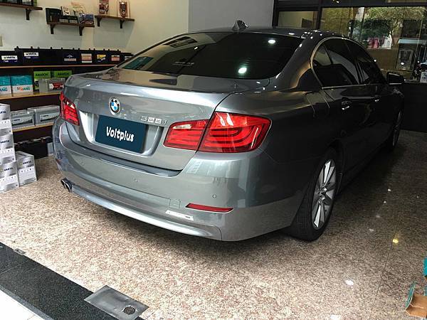 【台北】BMW寶馬 5-Series Sedan 528i 汽油版 F10 2011年 汽車電瓶 原廠 Banner AGM 90AH 900A(EN) 更換 德製VARTA華達 AGM G14 95AH 850A(EN)
