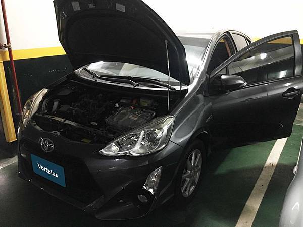【台北】TOYOTA豐田 PRIUS C 1.5 Hybrid油電版 2015年 汽車電瓶 原廠 日製GS YUASA S34B20R 35AH 272A 更換 德國VARTA華達 EFB N-55R/80B24R 55AH 500A 有排氣孔設計【到府更換】
