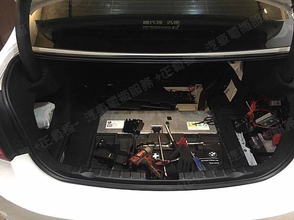 【台北】BMW寶馬 3-Series Sedan ActiveHybrid 3 Luxury 油電版 F30 2012年 Auxiliary battery輔助大電池 原廠電瓶 汎德貼標 法製EXIDE埃克塞德 AGM EK920 92AH 850A(EN) 更換 義大利製FIAMM非凡 AGM VR900 90AH 900A(EN)