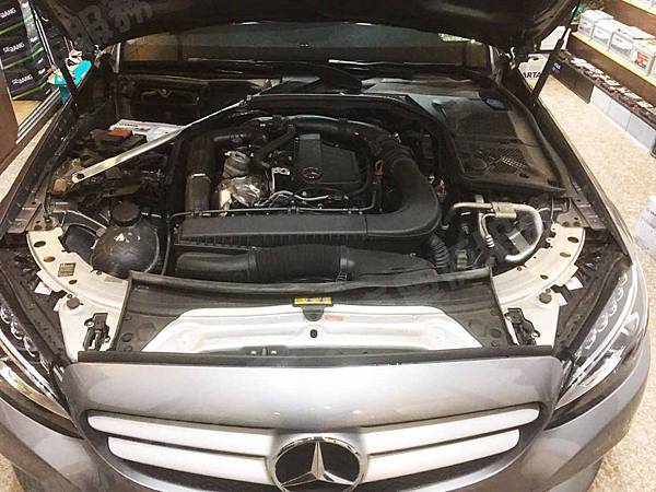 【台北】MERCEDES BENZ賓士 C-Class Sedan C200 W205 2015年 汽車電瓶 原廠電瓶 德製VARTA華達 AGM 80AH 800A(EN) 更換 汽車電池 德國VARTA華達 韓國廠 AGM LN4 580901080 80AH 800A(EN)