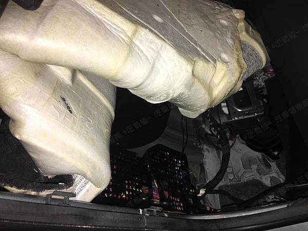 【台北】MERCEDES BENZ賓士 C-Class Estate C250 S205 2015年 Auxiliary battery輔助電瓶(變壓器、電容器) 更換紀錄 【到府更換】