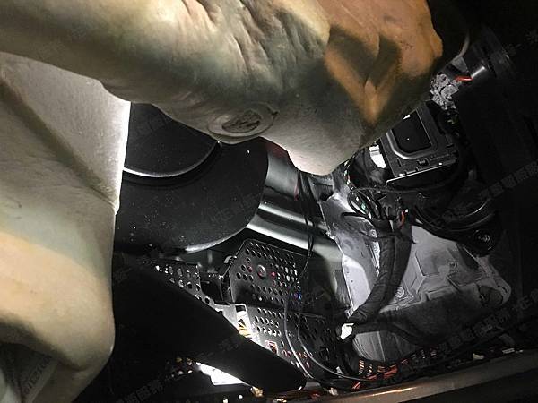 【台北】MERCEDES BENZ賓士 C-Class Estate C250 S205 2015年 Auxiliary battery輔助電瓶(變壓器、電容器) 更換紀錄 【到府更換】