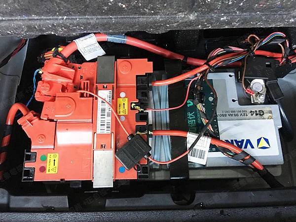 【台北】BMW寶馬 X3 sDrive18d 柴油版 F25 2013年 原廠電瓶 BMW AGM 90AH 900A(EN) 更換 汽車電池 德國VARTA華達 德國廠 AGM G14 95AH 850A(EN)