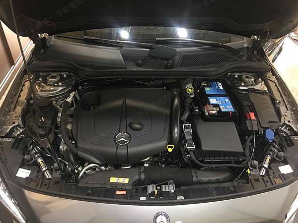 【台北】MERCEDES BENZ賓士 GLA-Class GLA200 CDI 柴油版 X156 2015年 原廠電瓶 德製VARTA華達 AGM 80AH 800A(EN) 更換 汽車電池 法製EXIDE埃克塞德 AGM EK800 80AH 800A(EN)