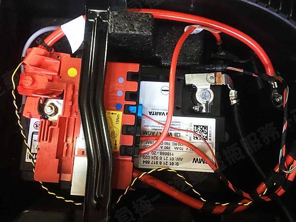 【台北】BMW寶馬 X1 sDrive18i 汽油版 E84 2014年 原廠電瓶 德製VARTA華達 AGM 70AH 760A(EN) 更換 汽車電池 法製EXIDE埃克塞德 AGM EK700 70AH 760A(EN)