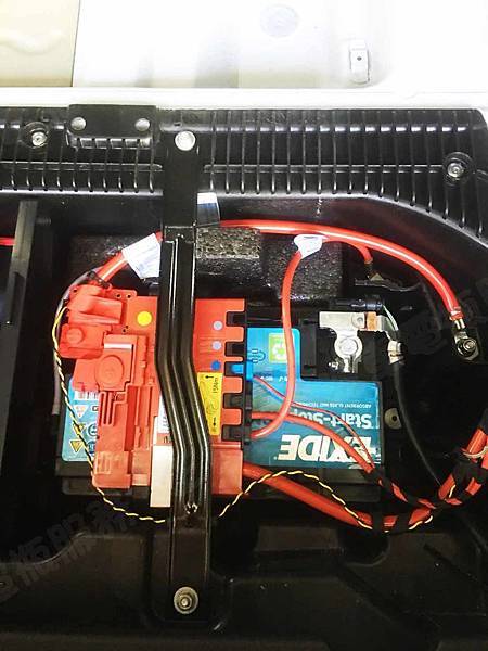 【台北】BMW寶馬 X1 sDrive18i 汽油版 E84 2014年 原廠電瓶 德製VARTA華達 AGM 70AH 760A(EN) 更換 汽車電池 法製EXIDE埃克塞德 AGM EK700 70AH 760A(EN)