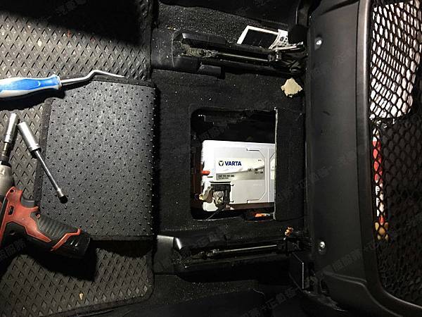【台北】MERCEDES BENZ賓士 M-Class ML350 BlueTEC 4MATIC W166 2015年 汽車電瓶 原廠 BENZ AGM 95AH 850A(EN) 更換 德國VARTA華達 韓國廠 AGM LN5 595901085 95AH 850A(EN) 【到府安裝】
