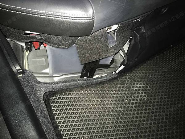 【台北】TOYOTA豐田 PRIUS C 1.5 Hybrid油電版 2015年 原廠電瓶 日製GS YUASA S34B20R 35AH 272A 更換 汽車電池 德國VARTA華達 EFB N-55R/80B24R 55AH 500A 有排氣孔設計【到府更換】