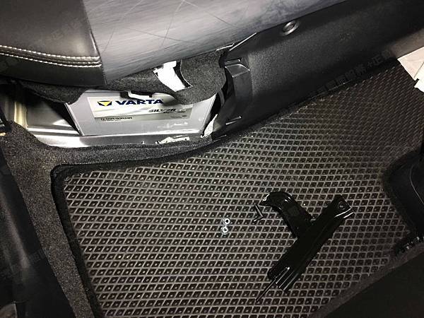 【台北】TOYOTA豐田 PRIUS C 1.5 Hybrid油電版 2015年 原廠電瓶 日製GS YUASA S34B20R 35AH 272A 更換 汽車電池 德國VARTA華達 EFB N-55R/80B24R 55AH 500A 有排氣孔設計【到府更換】