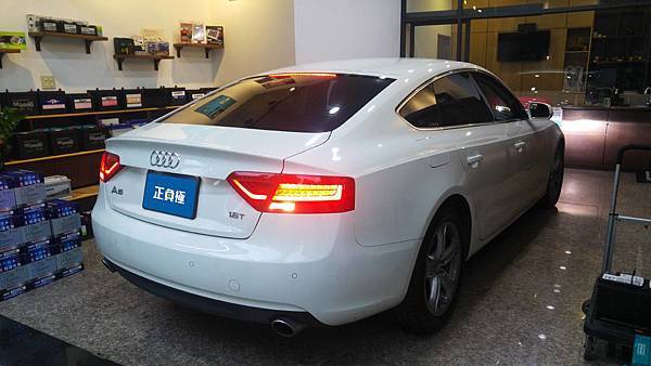 【台北】AUDI奧迪 A5 Sportback五門掀背 1.8 TFSI 2012年 原廠電瓶 德製VARTA華達 AGM 92AH 860A(EN) 更換 汽車電池 德製VARTA華達 AGM G14 95AH 850A(EN)