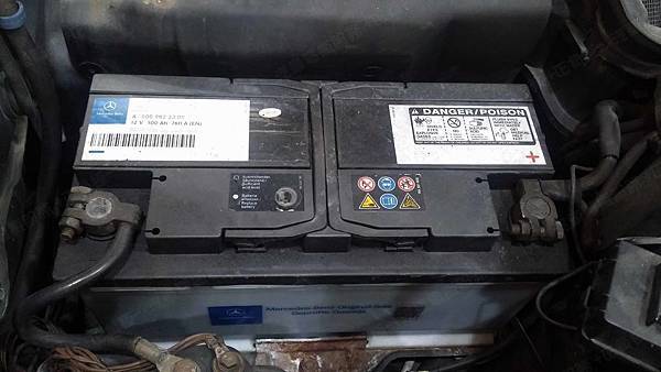 【台北】MERCEDES BENZ賓士 E-Class Sedan E220 W124 1995年 原廠電瓶 BENZ 100AH 760A(EN) 更換 汽車電池 德製VARTA華達 銀合金 H3 100AH 830A(EN)