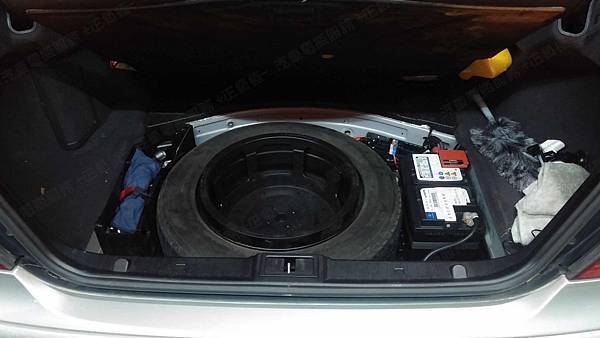 【台北】MERCEDES BENZ賓士 E-Class Sedan E200 K W211 2004年 原廠電瓶 德製VARTA華達 AGM 70AH 760A(EN) 更換 汽車電池 德製VARTA華達 AGM E39 70AH 760A(EN)